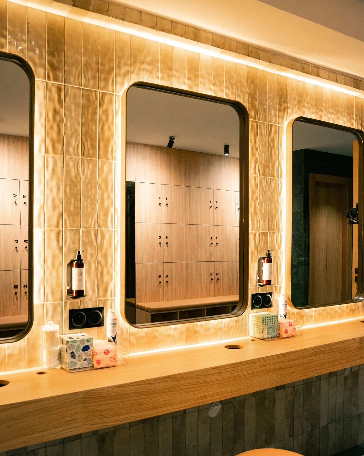 Les vestiaires : miroirs rétroéclairés et bois clair